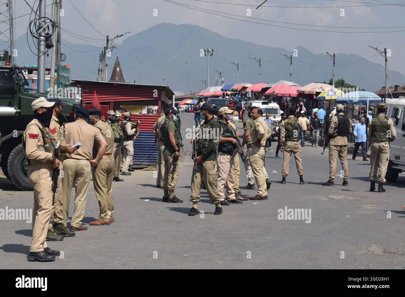 Srinagar. 10 août 2021. Une attaque à la grenade a eu lieu sur les forces de sécurité à Amira Kadal, à Srinagar. Banque D'Images