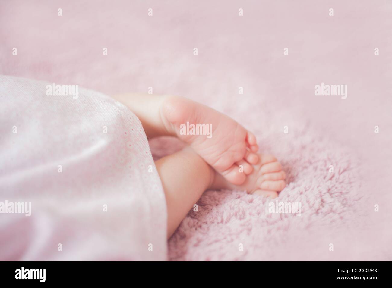 Pieds De Nouveau Ne Bebe Fille Doigts Sur Le Pied Soins Maternels Amour Et De La Famille Calins Tendresse Nouveau Ne Bebe Fille Jambes Photo Stock Alamy