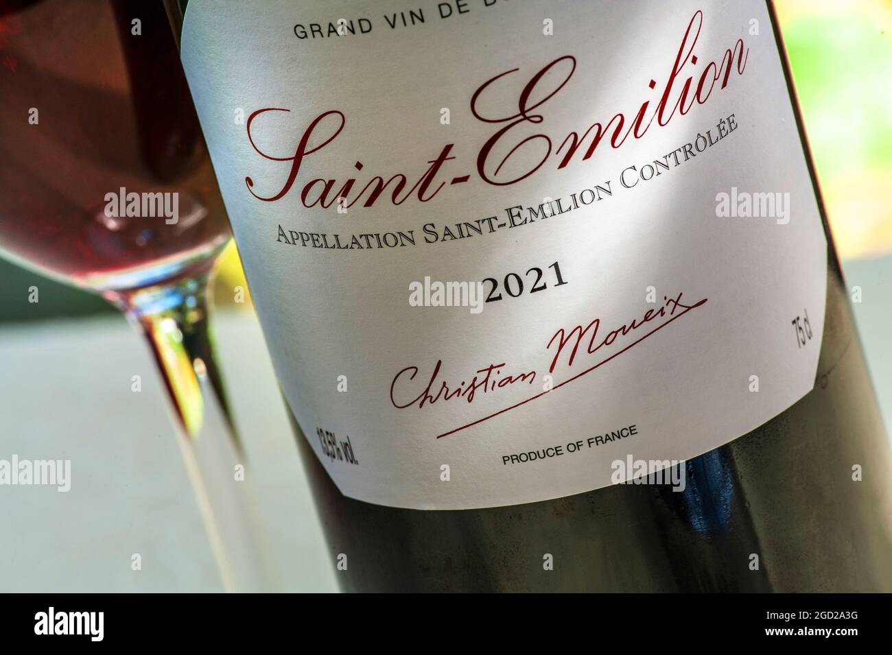 Saint Emilion bouteille de vin étiquette de Saint-Emilion 2021 (date d'avance) vin rouge produit par le célèbre Christian Moueix Libourne Pomerol Bordeaux France Banque D'Images