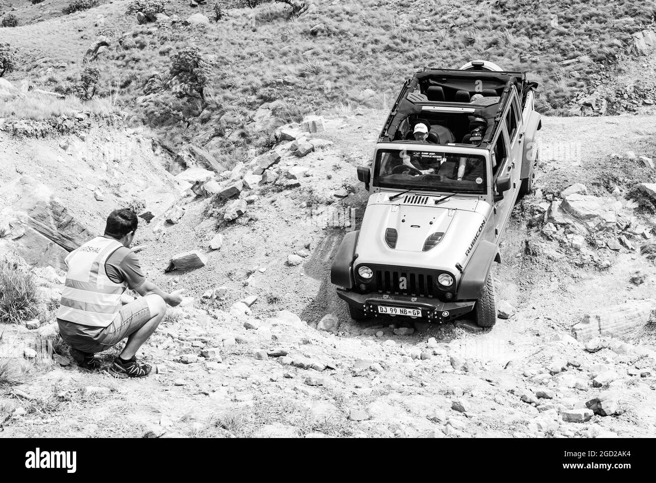 HARRISMI, AFRIQUE DU SUD - 06 janvier 2021 : une photo en niveaux de gris d'un sentier d'obstacles 4x4 au Camp Jeep à Harrismi, Afrique du Sud Banque D'Images