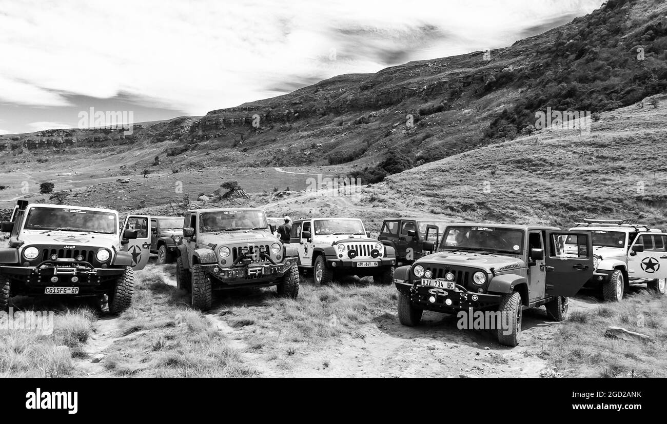 HARRISMI, AFRIQUE DU SUD - 06 janvier 2021 : une photo en niveaux de gris d'un sentier d'obstacles 4x4 au Camp Jeep à Harrismi, Afrique du Sud Banque D'Images