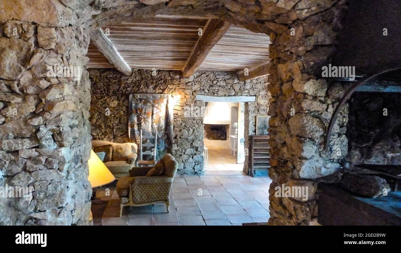 Grimod, France - juin 9. 2016: Vue dans la salle du cottage français construit de matériaux naturels dans le style prevencale avec mur en pierre et plafond en bois Banque D'Images
