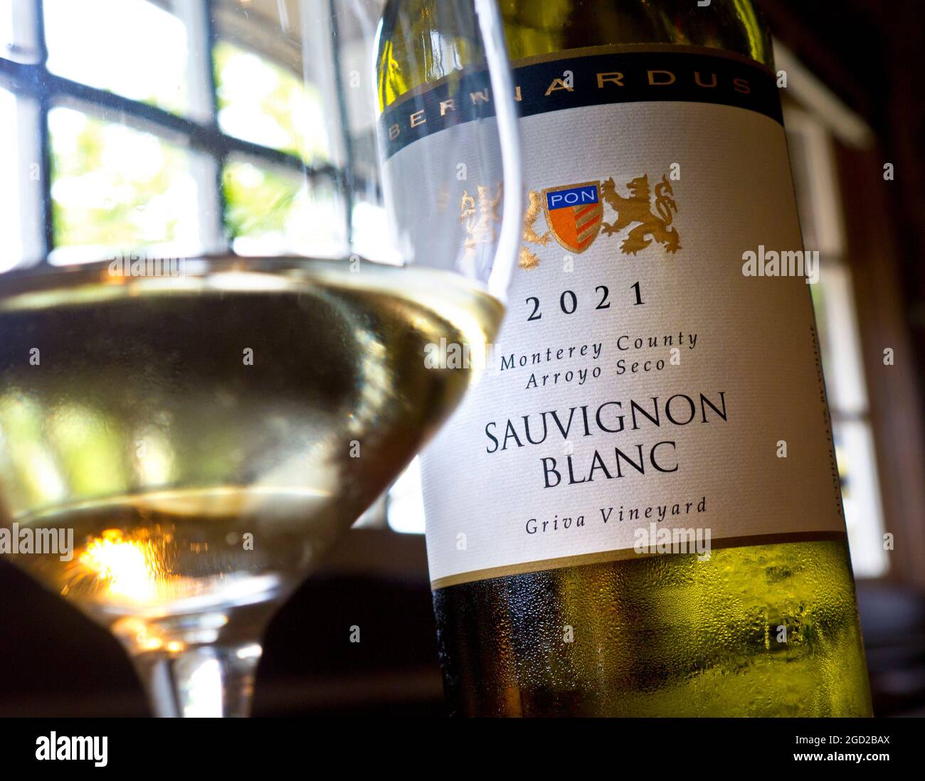 VINS CALIFORNIENS 2021 Bernardus Sauvignon blanc « Griva Vineyard » bouteille et verre dans le célèbre restaurant Rio Grill Carmel California USA Banque D'Images
