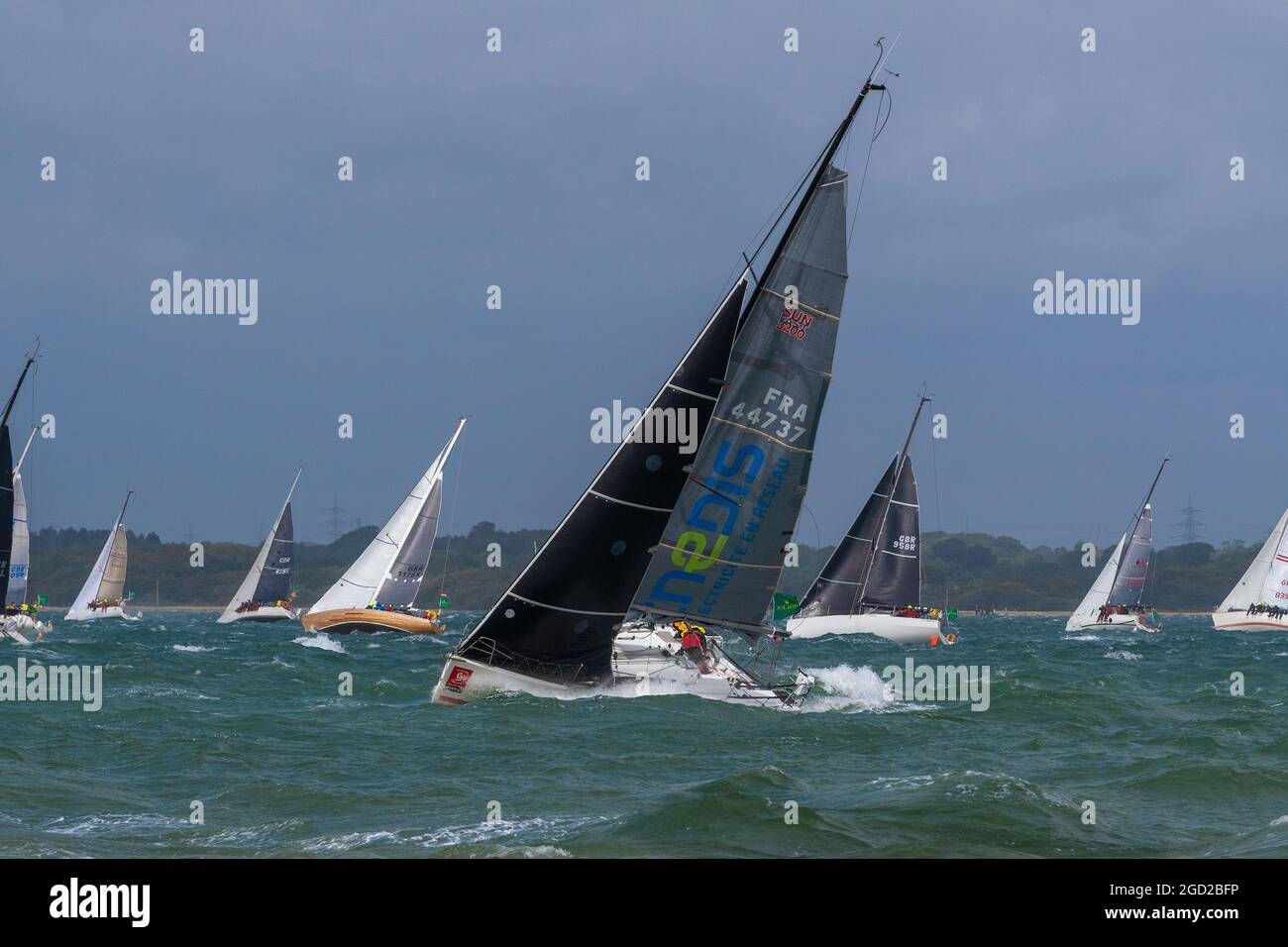 Début de la course Rolex Fastnet le 8 août 2021. Les concurrents ont dû faire face à des conditions difficiles avec de forts vents d'ouest. Cowes, île de Wight, Angleterre Banque D'Images