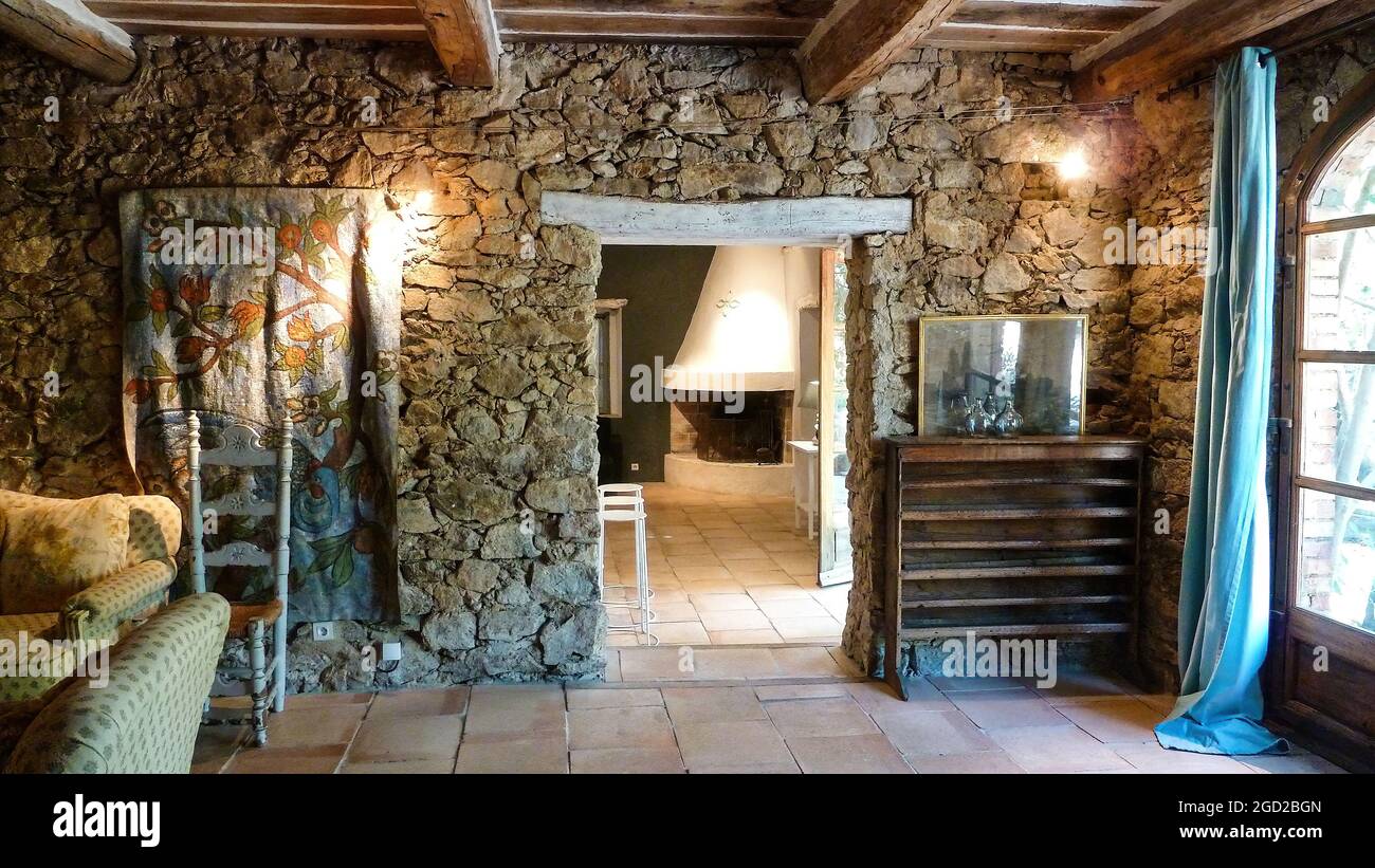 Grimod, France - juin 9. 2016: Vue dans la salle du cottage français construit de matériaux naturels dans le style prevencale avec mur en pierre naturelle et plafond en bois Banque D'Images