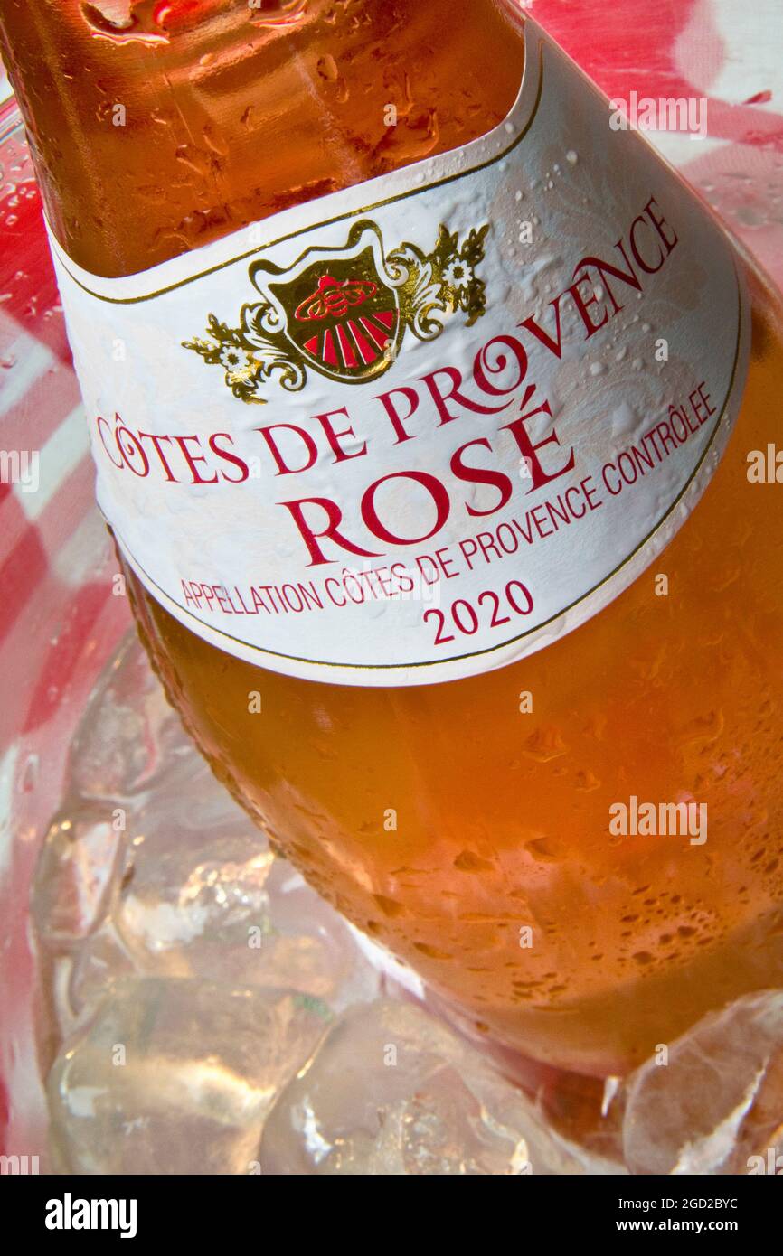 Vin DE ROSÉ Cotes de Provence Rose bouteille 2020 en plein air glacière sur une nappe typiquement française Banque D'Images