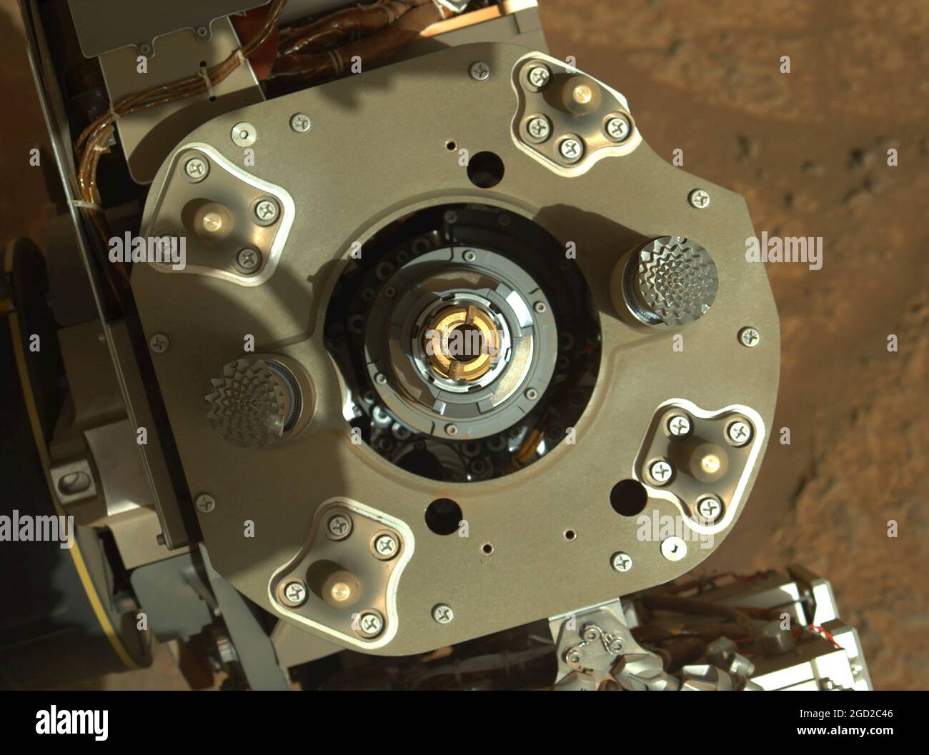 Washington, États-Unis. 10 août 2021. Cette image en couleur améliorée de l'instrument Mastcam-Z à bord du mobile persévérance de la NASA montre un tube d'échantillon à l'intérieur de la mèche de carottage après avoir terminé l'activité de carottage le 6 août 2021. L'anneau extérieur de couleur bronze est le foret de carottage. L'anneau intérieur de couleur plus claire est l'extrémité ouverte du tube d'échantillon. Une partie du numéro de série du tube - 233 - est visible sur le côté gauche de la paroi du tube. Crédit NASA/UPI : UPI/Alay Live News Banque D'Images