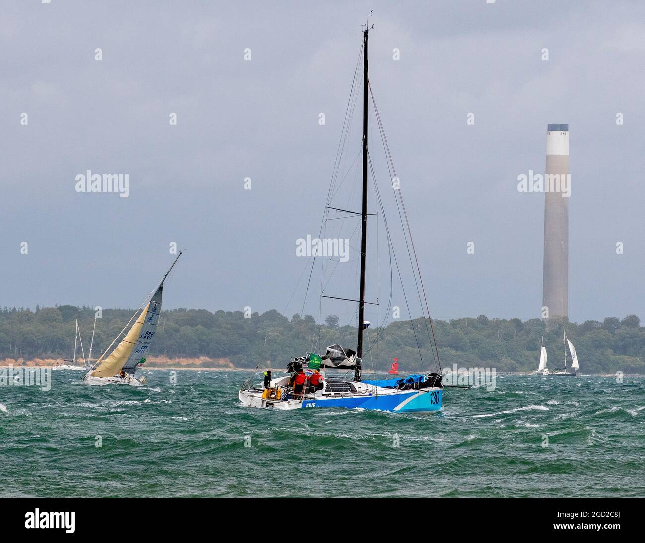 L'un des premiers bateaux à prendre sa retraite et à rentrer chez eux le 8 août 2021 au début de la course Rolex Fastnet, Cowes, île de Wight, Angleterre Banque D'Images