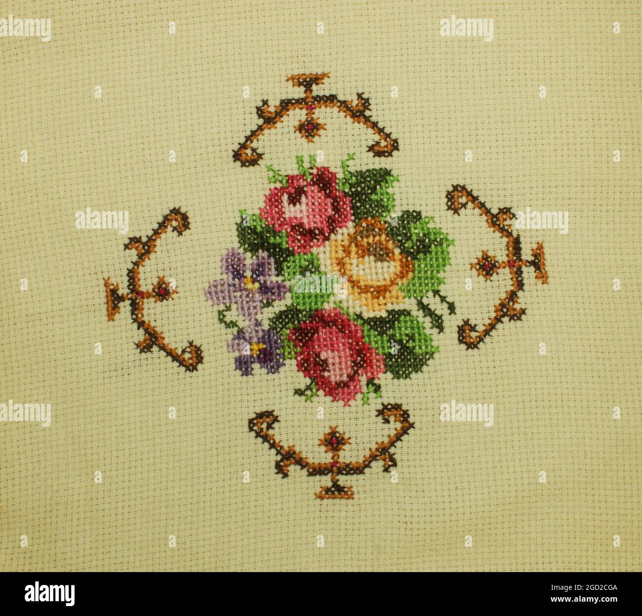 Broderie Crewel Faite Main – Coquillage Motif Marron – 5x7 Pouces – Prête à Encadrer