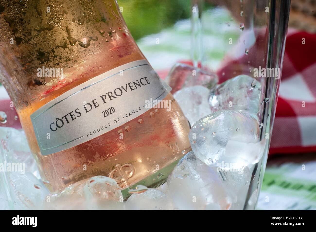 ROSÉ cotes de Provence French Rosé 2020 bouteille de vin dans un refroidisseur de vin glacé sur une table de pique-nique en plein air en fin d'après-midi plein soleil en France Banque D'Images
