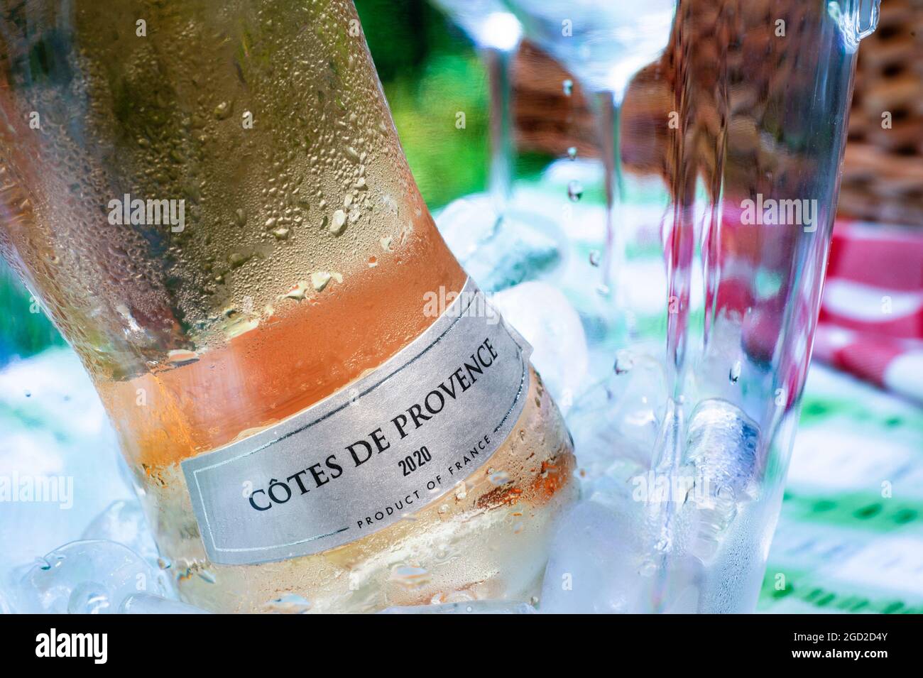 ROSÉ cotes de Provence French Rosé 2020 bouteille de vin dans un seau à vin glacé sur une table de pique-nique en plein air en fin d'après-midi plein soleil Banque D'Images