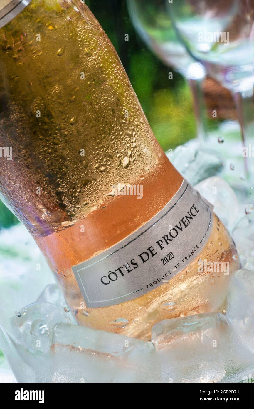 Vin ROSÉ en plein air Côtes de Provence French Rosé 2020 bouteille de vin dans un refroidisseur de vin glacé sur une table de pique-nique en plein air en fin d'après-midi plein soleil Banque D'Images