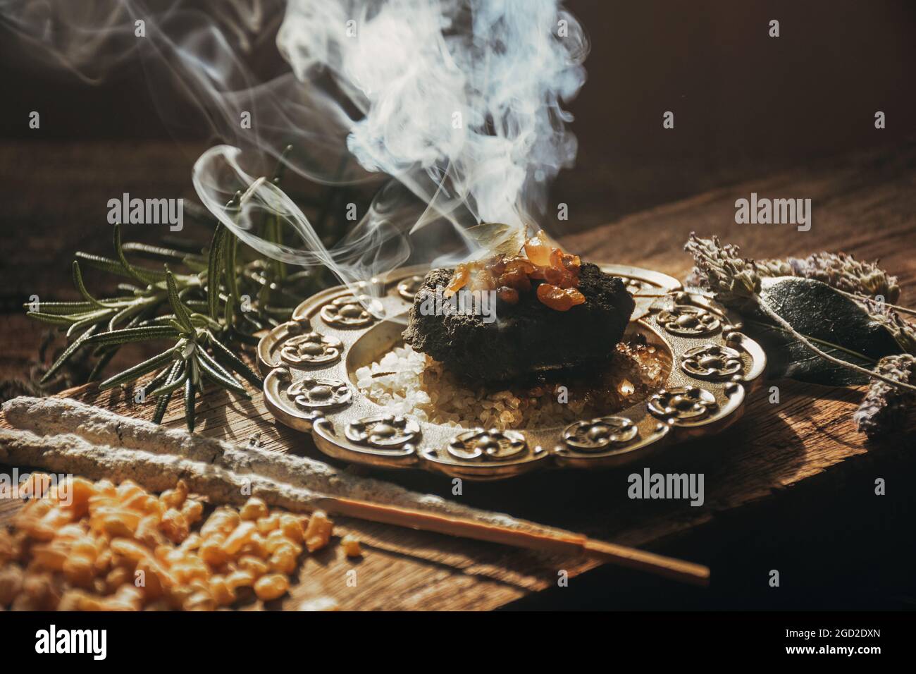 Encensoir De Main Avec L'encens Brûlant Sur Le Charbon De Bois Chaud à  L'intérieur Image stock - Image du charbon, encens: 150586995