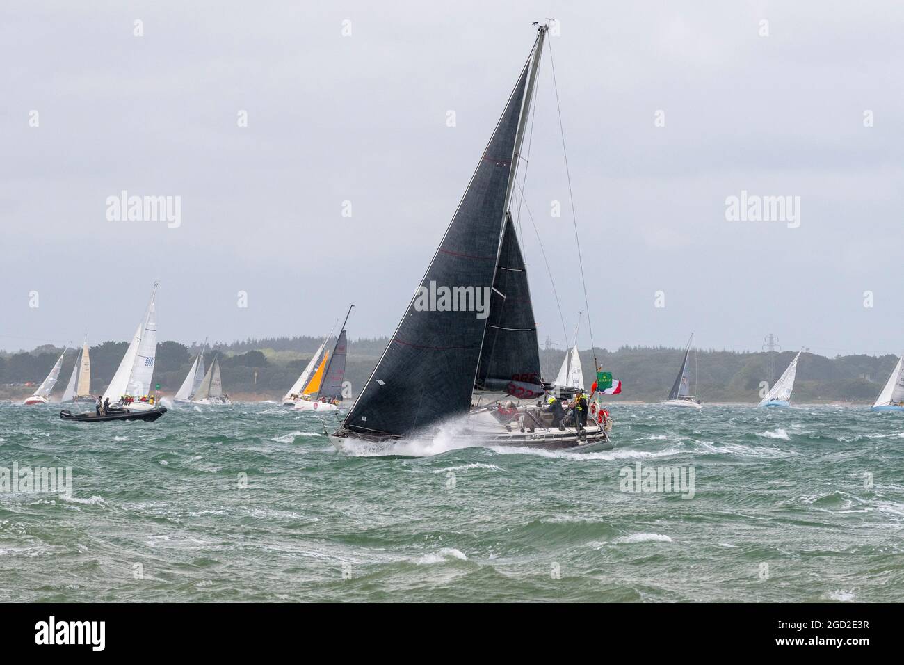 Début de la course Rolex Fastnet le 8 août 2021. Les concurrents ont dû faire face à des conditions difficiles avec de forts vents d'ouest. Cowes, île de Wight, Angleterre Banque D'Images