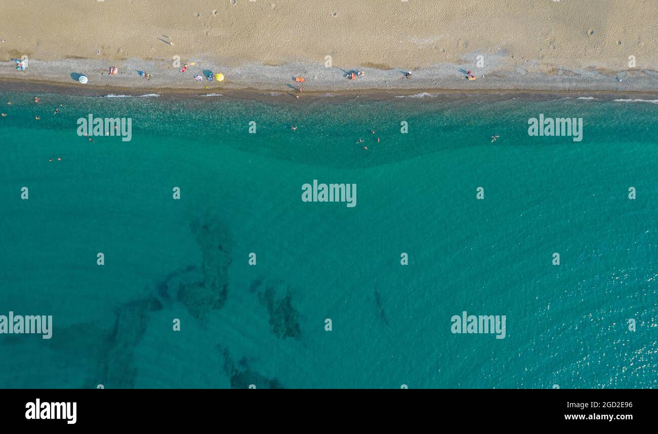 Vue aérienne depuis un drone volant de personnes se détendant sur la plage. Paphos Chypre Banque D'Images