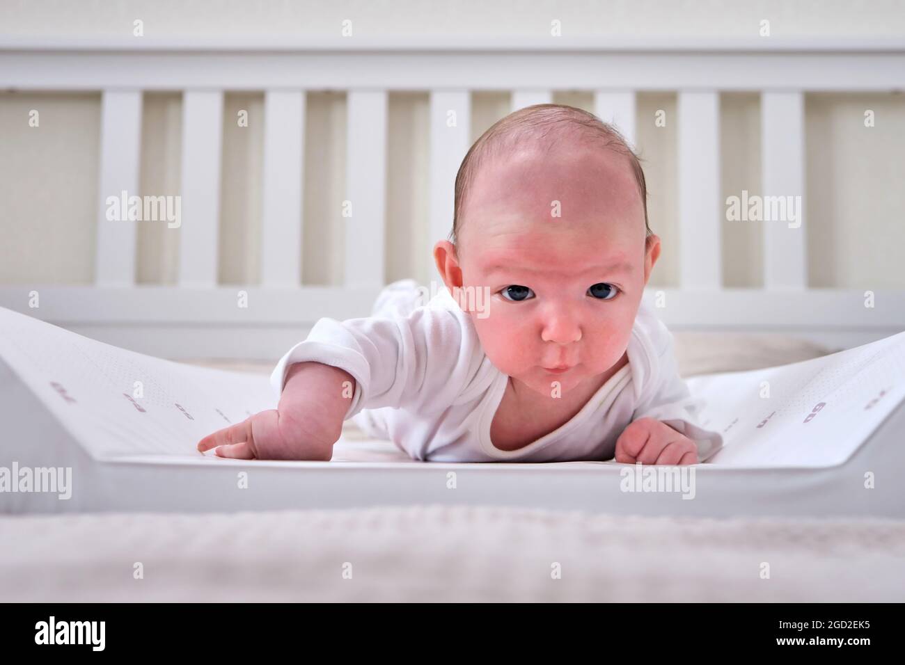 Un Bebe Age De 1 Mois Apprend A Garder Sa Tete Allongee Sur Son Ventre Un Enfant De Race Blanche Dans Une Chambre Blanche A La Maison Photo Stock Alamy