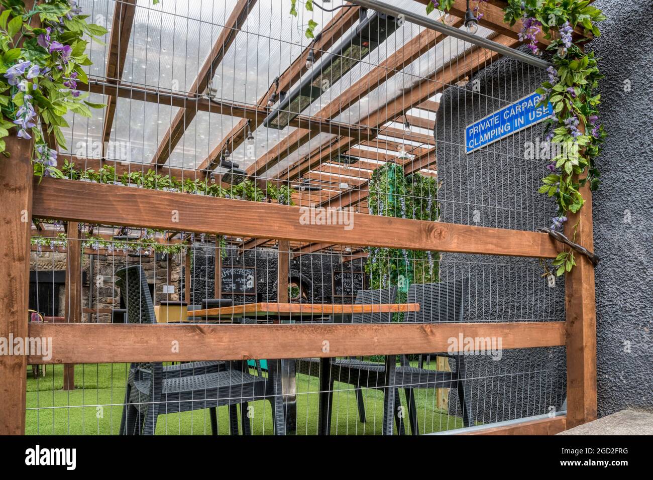 L'enseigne indique que la fixation du parking privé utilisée dans le parking est réutilisée comme espace de siège extérieur pour un bar Aberdeen pendant la pandémie du coronavirus. Banque D'Images