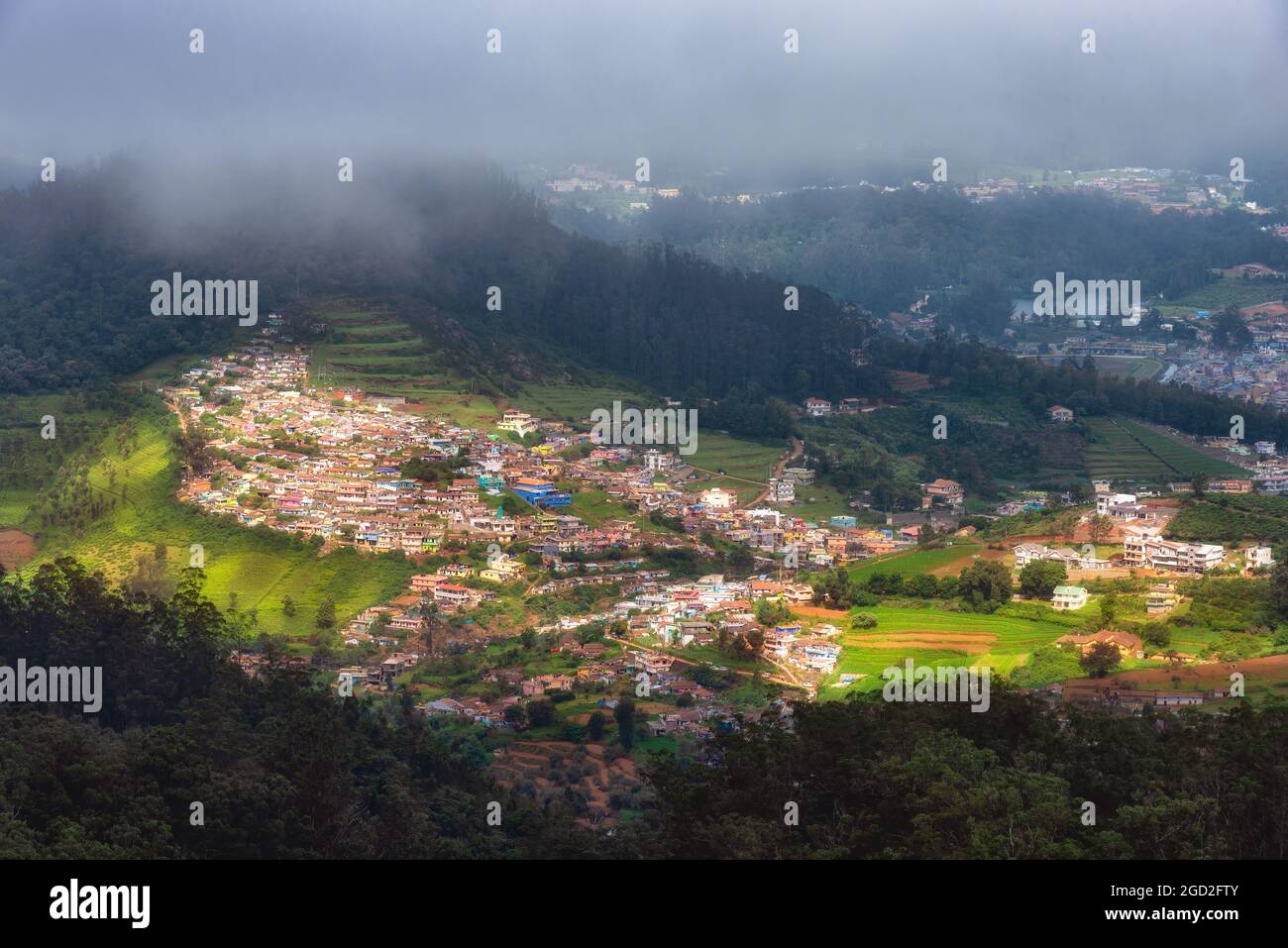 Vue sur la ville d'Ooty depuis Dodddabetta View point, Inde. Dodddabetta est le plus haut sommet des montagnes Nilgiri à 2,637 mètres (8,652 pieds) Banque D'Images