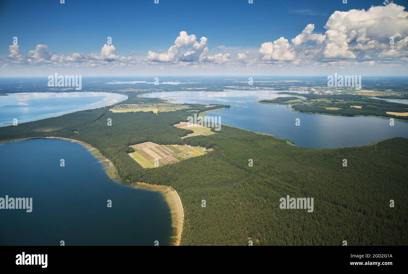 Paysage naturel coloré et lumineux avec vue aérienne sur le lac et la forêt Banque D'Images