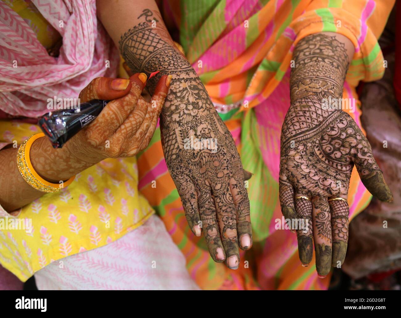 Beawar, Rajasthan, Inde, 10 août 2019: Une femme indienne Get heena a appliqué sur ses mains à l'occasion du festival Sinjar avant Sawan Teej à Beawar. Crédit : Sumit Saraswat/Alay Live News Banque D'Images