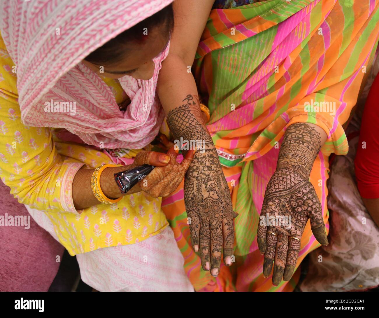 Beawar, Rajasthan, Inde, 10 août 2019: Une femme indienne Get heena a appliqué sur ses mains à l'occasion du festival Sinjar avant Sawan Teej à Beawar. Crédit : Sumit Saraswat/Alay Live News Banque D'Images