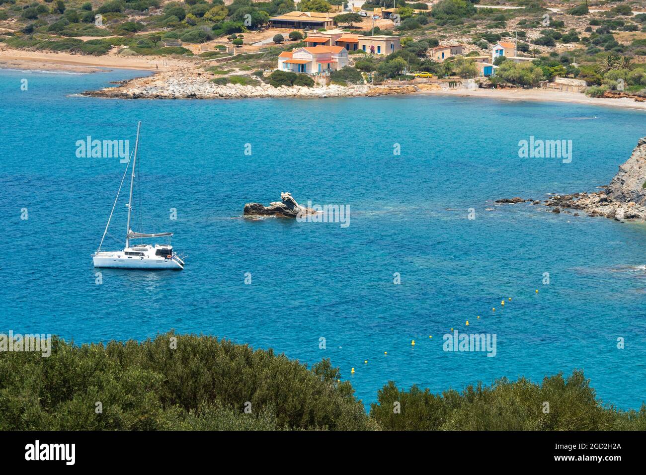 Mer transparente sur une étendue de côte à Athènes Grèce Banque D'Images