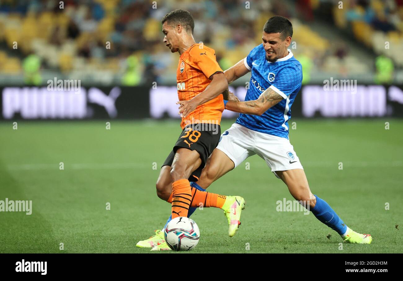 Pedrinho de Shakhtar et Daniel Munoz Mejia de Genk se battent pour le ballon lors d'un match de football entre Shakhtar Donetsk d'Ukraine et Genk de KRC belge, Tu Banque D'Images