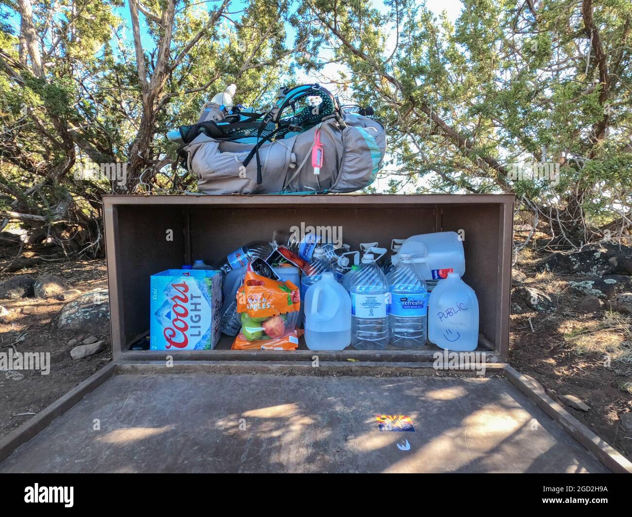 Réapprovisionner la caisse et la cache d'eau sur l'Arizona Trail, Flagstaff, Arizona, U.S.A Banque D'Images
