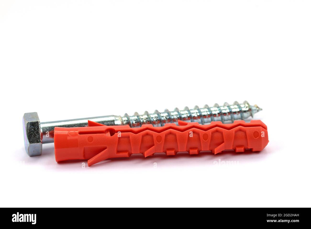Vis à bois et cheville en plastique sur fond blanc Banque D'Images