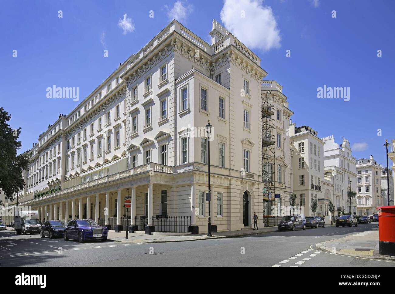 Une voiture Rolls Royce garée devant les maisons sur Eaton Square, Belgravia, Londres, Royaume-Uni. La propriété la plus chère de Londres. Maisons ici coûtent £17m + (2020) Banque D'Images