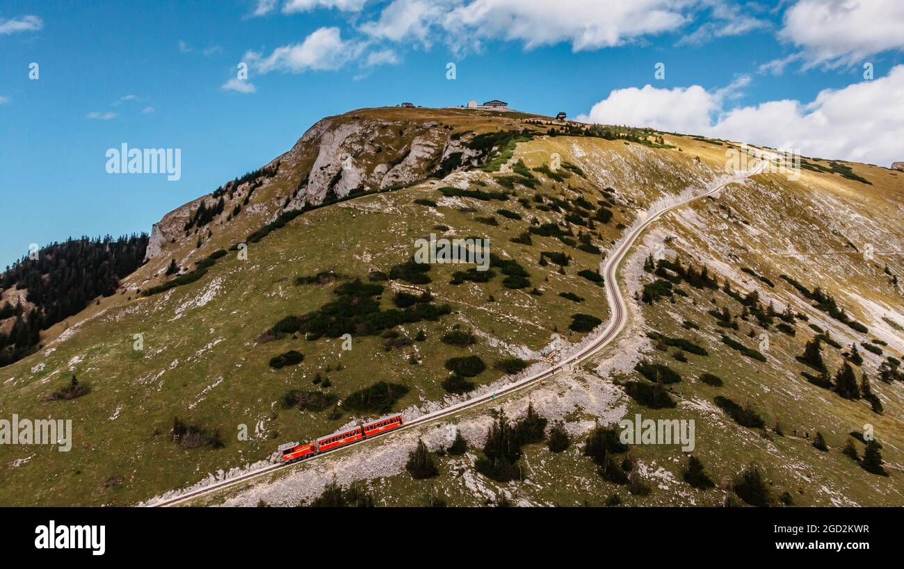 Chemin de fer de Schafbergbahn Cog courant de Saint-Wolfgang jusqu'au Schafberg, Autriche.Voyage au sommet des Alpes à travers les champs luxuriants et les forêts vertes Banque D'Images