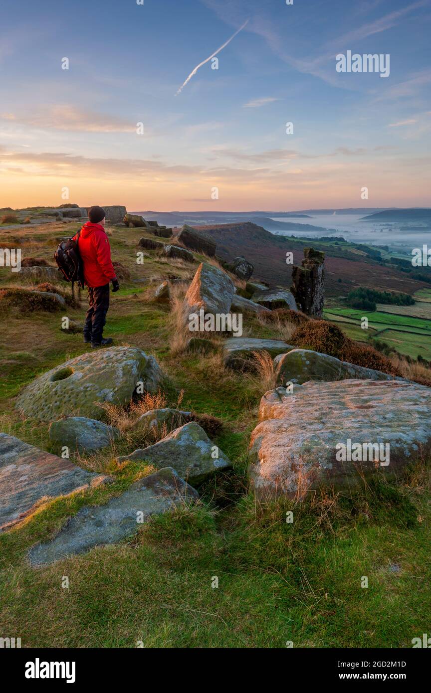Walker à Curbar Edge dans le Peak District, Derbyshire Banque D'Images