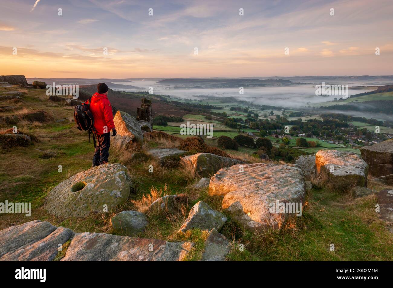 Walker à Curbar Edge dans le Peak District, Derbyshire Banque D'Images