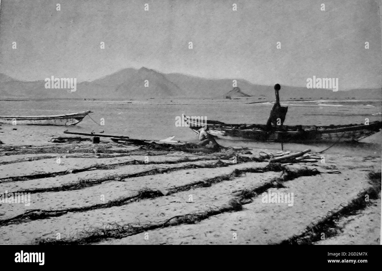 Vue de Khor Ghorera (Yémen) en janvier 1914. Aussi connu comme le lagon, ou lac, de Sheikh Said. Plusieurs huttes sont visibles de l'autre côté du lac. Une petite garnison turque a occupé le fort Turba au sommet d'un promontoire à proximité. Banque D'Images