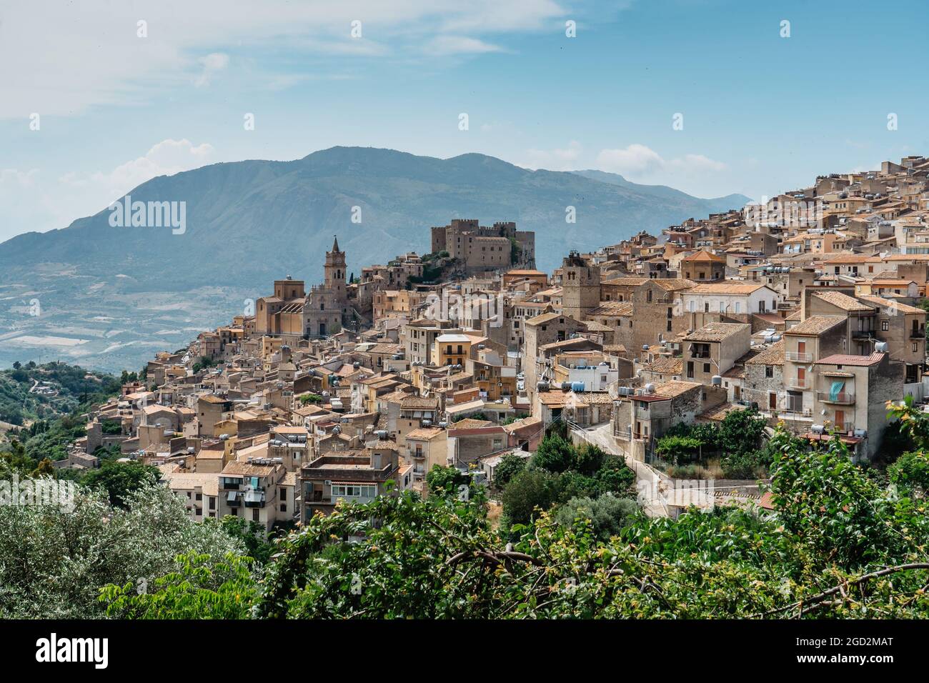 Caccamo, Sicile, Italie. Vue sur la ville médiévale populaire au sommet d'une colline avec un impressionnant château normand et la campagne environnante. Paysage italien. Pittoresque Banque D'Images