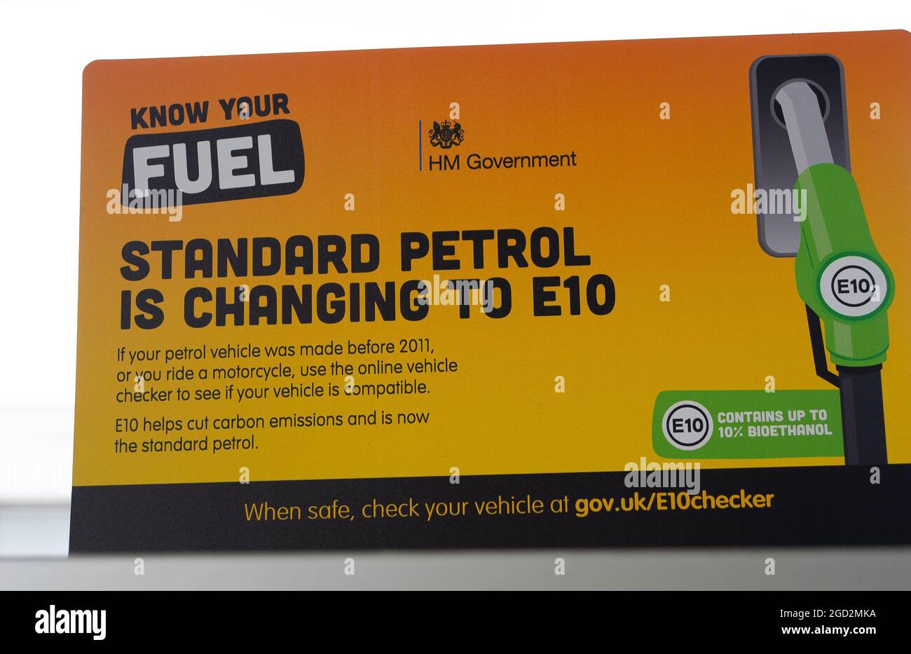 Aylesbury, Buckinghamshire, Royaume-Uni. 10 août 2021. Un gouvernement HM connaît votre panneau de carburant à une station-service. L'essence standard passe à E10, ce qui signifie que les voitures fabriquées avant 2011 peuvent ne pas être compatibles. Crédit : Mauren McLean/Alamy Live News Banque D'Images