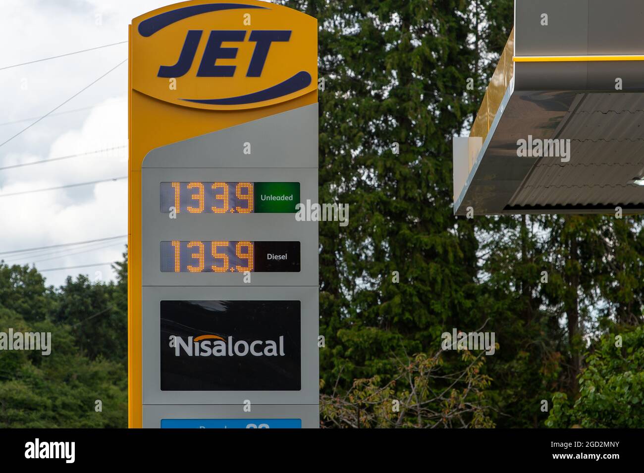 Aylesbury, Buckinghamshire, Royaume-Uni. 10 août 2021. Prix de l'essence à 133.9 par litre dans un garage Jet. Les prix de l'essence sont les plus élevés depuis 2013. Pendant le confinement de l'essence a été un bas comme £1.00 par litre. Crédit : Maureen McLean/Alay Live News Banque D'Images