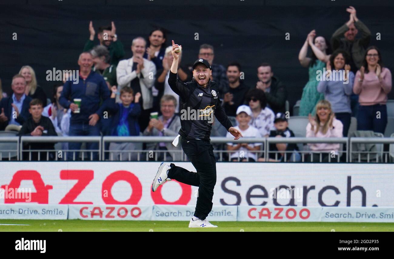 Les originaux de Manchester Matt Parkinson célèbre après avoir pris une plongée à l'envers dans le champ au large de London Spirit batter Adam Rossington lors du match de cent à Emirates Old Trafford, Manchester. Date de la photo: Mardi 10 août 2021. Banque D'Images