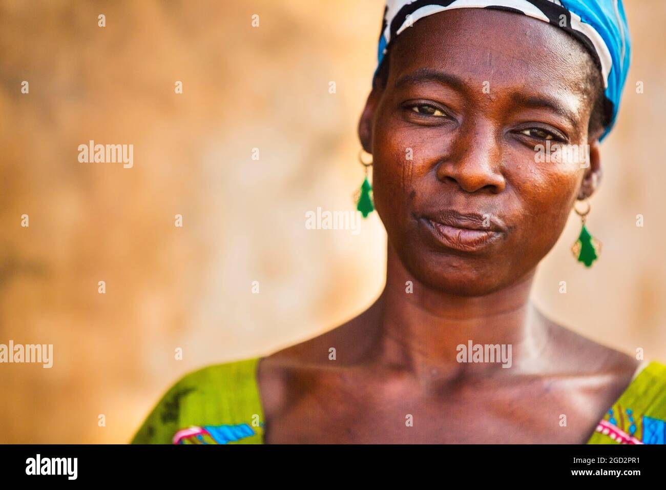 Un gros plan d'une femme en robe traditionnelle dans un village d'Afrique de l'Ouest ca. 21 février 2018 Banque D'Images