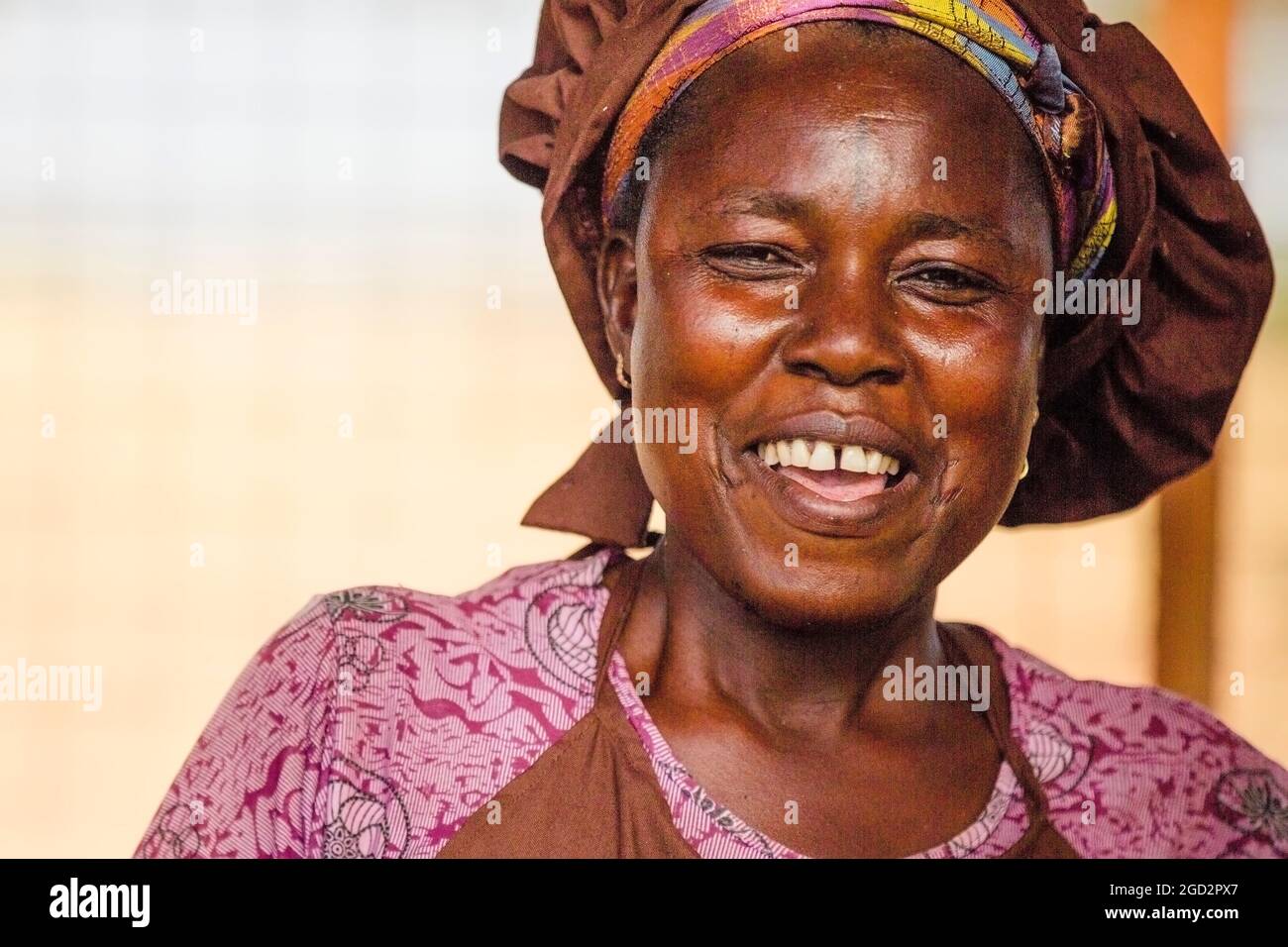 Gros plan d'une femme souriante de village d'Afrique de l'Ouest ca. 21 février 2018 Banque D'Images