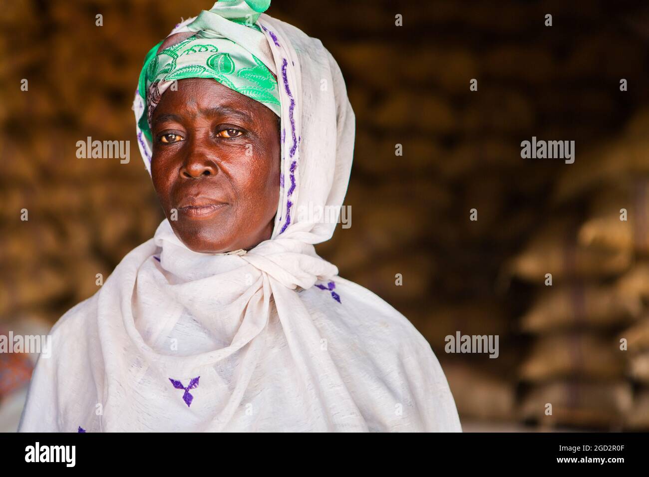 Gros plan d'une femme de village d'Afrique de l'Ouest ca. 21 février 2018 Banque D'Images