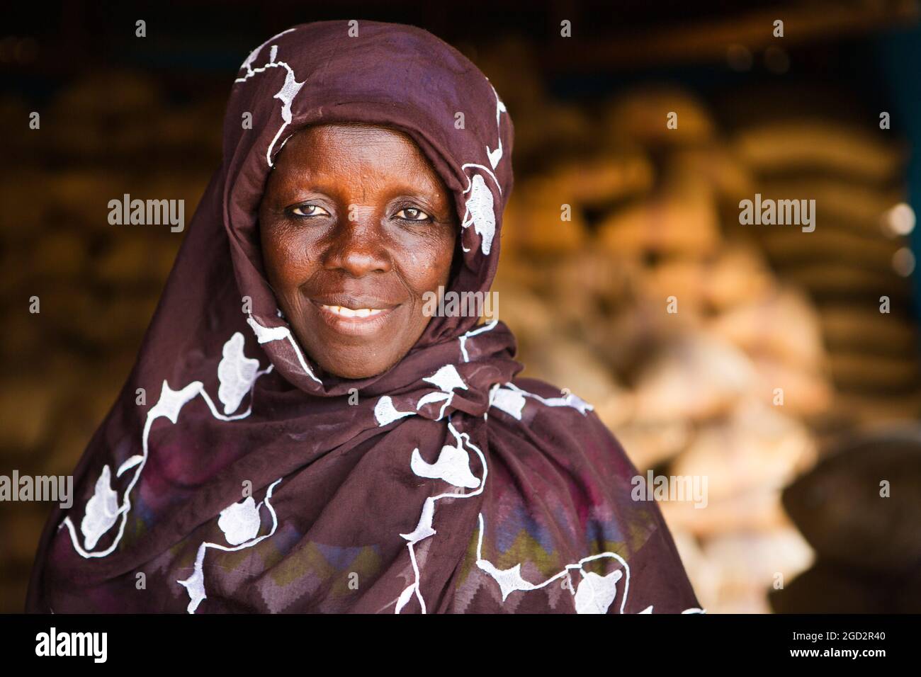 Portrait d'une femme de village d'Afrique de l'Ouest ca. 21 février 2018 Banque D'Images