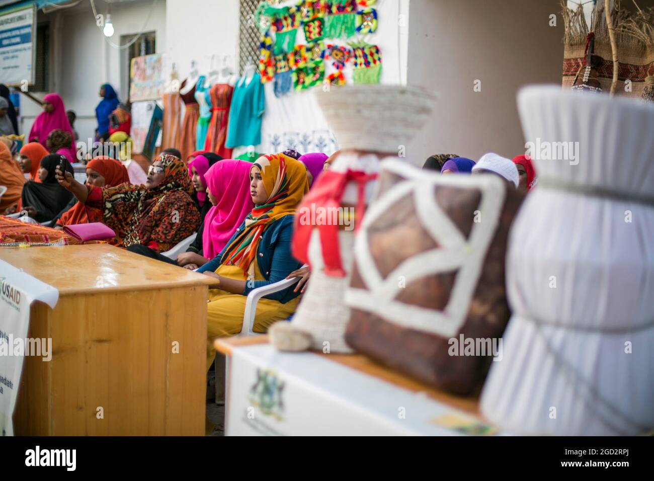 Femmes dans les vêtements traditionnels de couleur vive à Garowe Puntland ca. 1er juin 2015 Banque D'Images