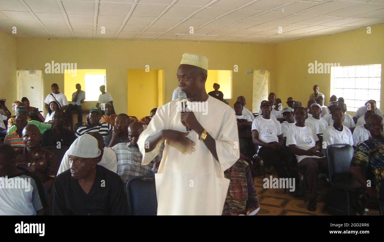 Les membres de la communauté à la cérémonie de signature de la cogestion forestière en Sierra Leone ca. 19 avril 2012 Banque D'Images