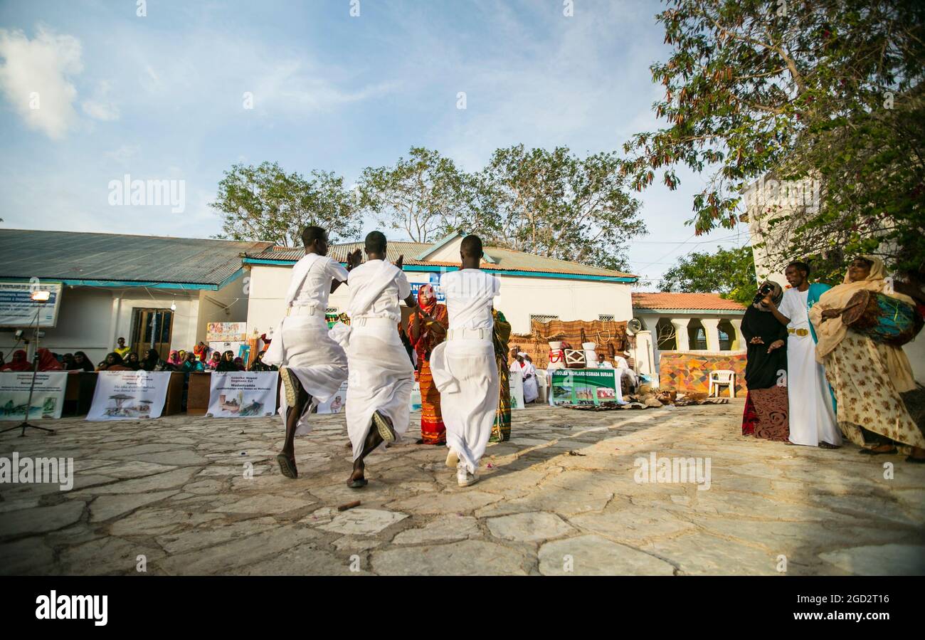 Hommes dansant à Garowe, Puntland ca. 1er juin 2015 Banque D'Images