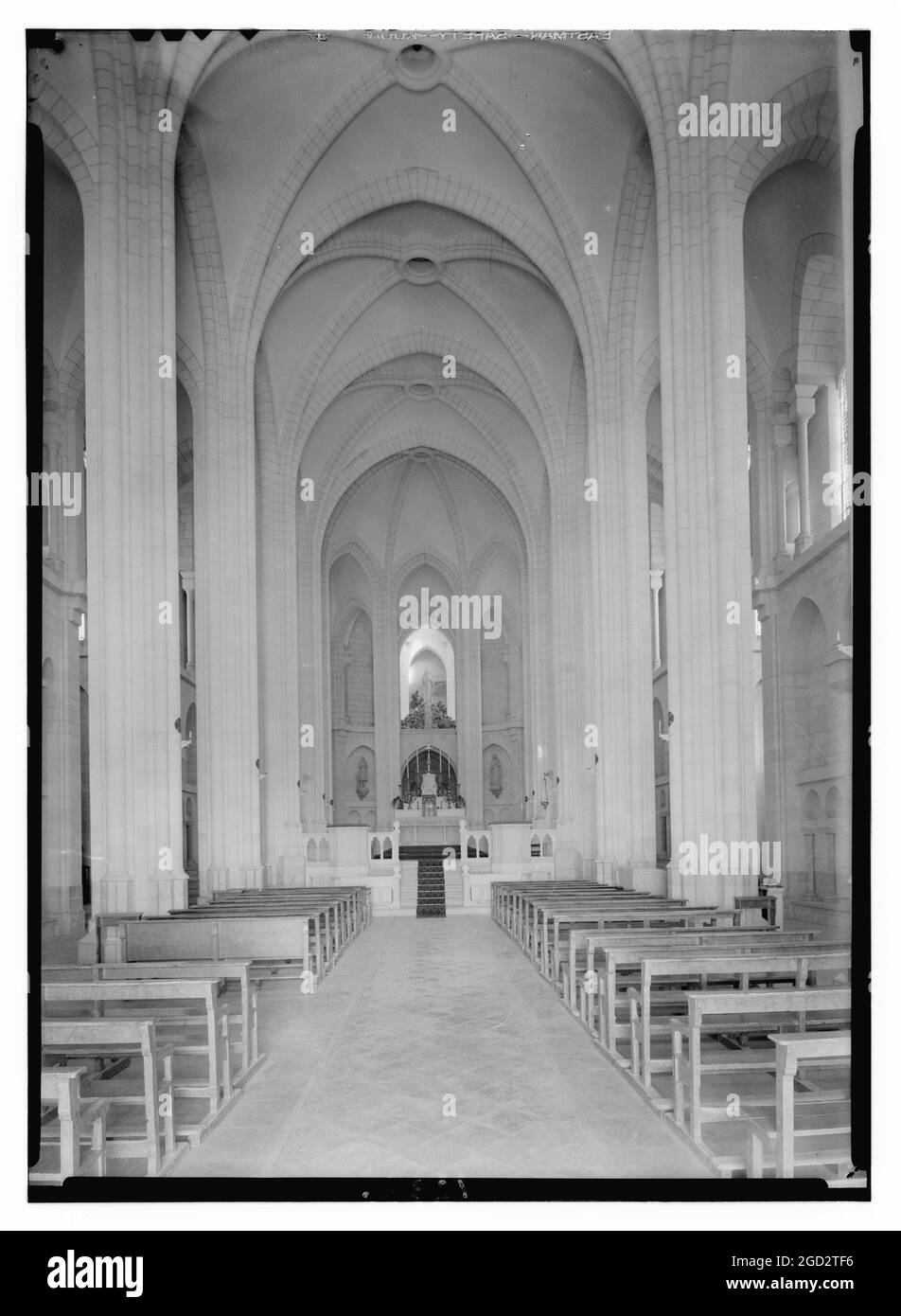 Église française et orphelinat de Jésus adolescent à Nazareth. Intérieur de la basilique, l'allée centrale de la nef environ entre 1940 et 1946 Banque D'Images