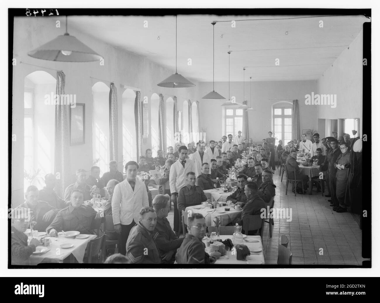 Des hommes de service et du personnel d'attente ou des patieurs dans la salle à manger de l'auberge YMCA (ancien bureau de poste) environ entre 1940 et 1946 Banque D'Images