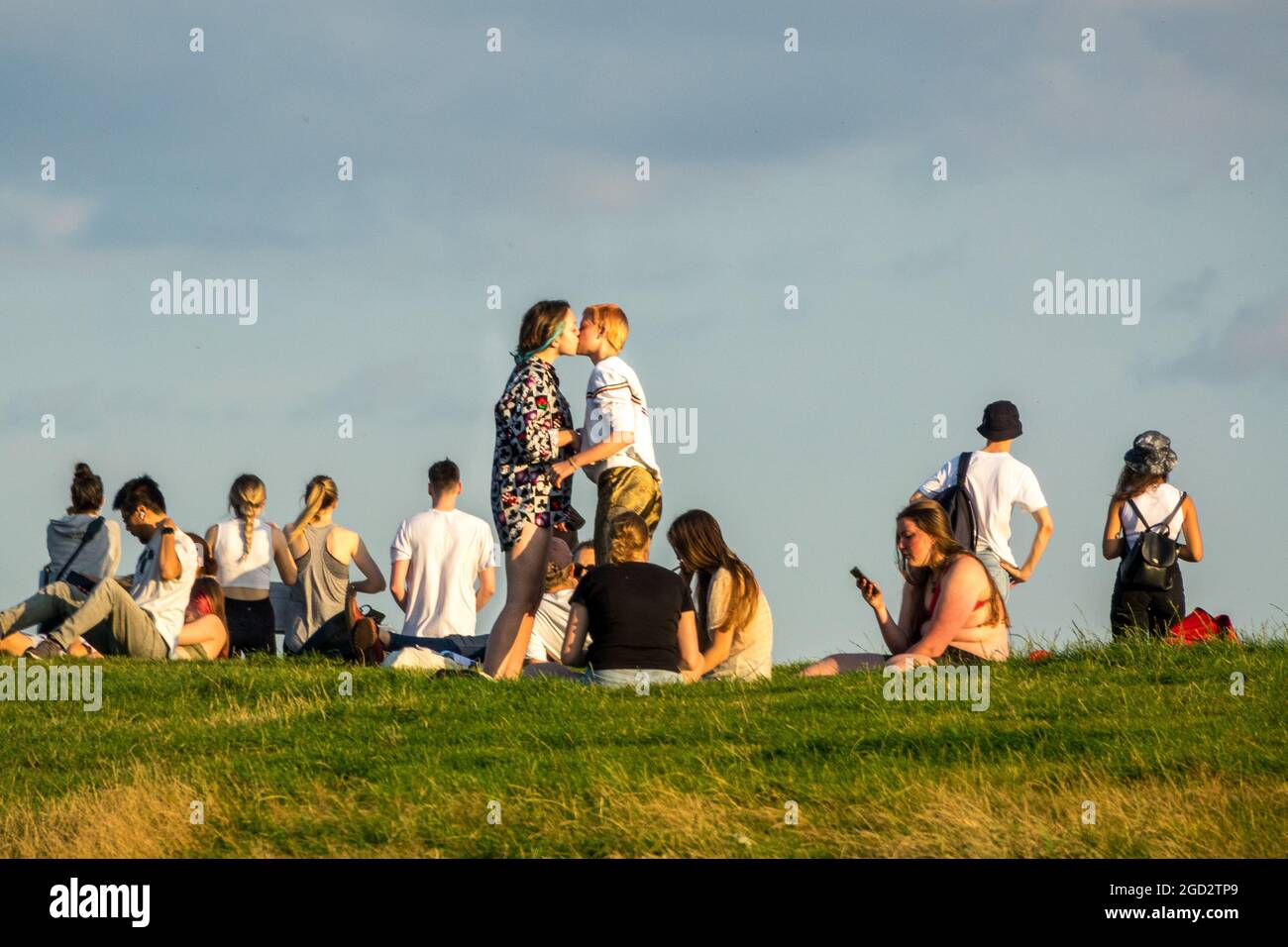 Londres, le 10th août 2021. Météo au Royaume-Uni : un coucher de soleil clair et chaleureux sur Londres avec des jeunes qui se rassemblent sur la colline du Parlement, Hampstead Heath, au coucher du soleil le jour d'Un niveau, donne lieu à 2021. Banque D'Images