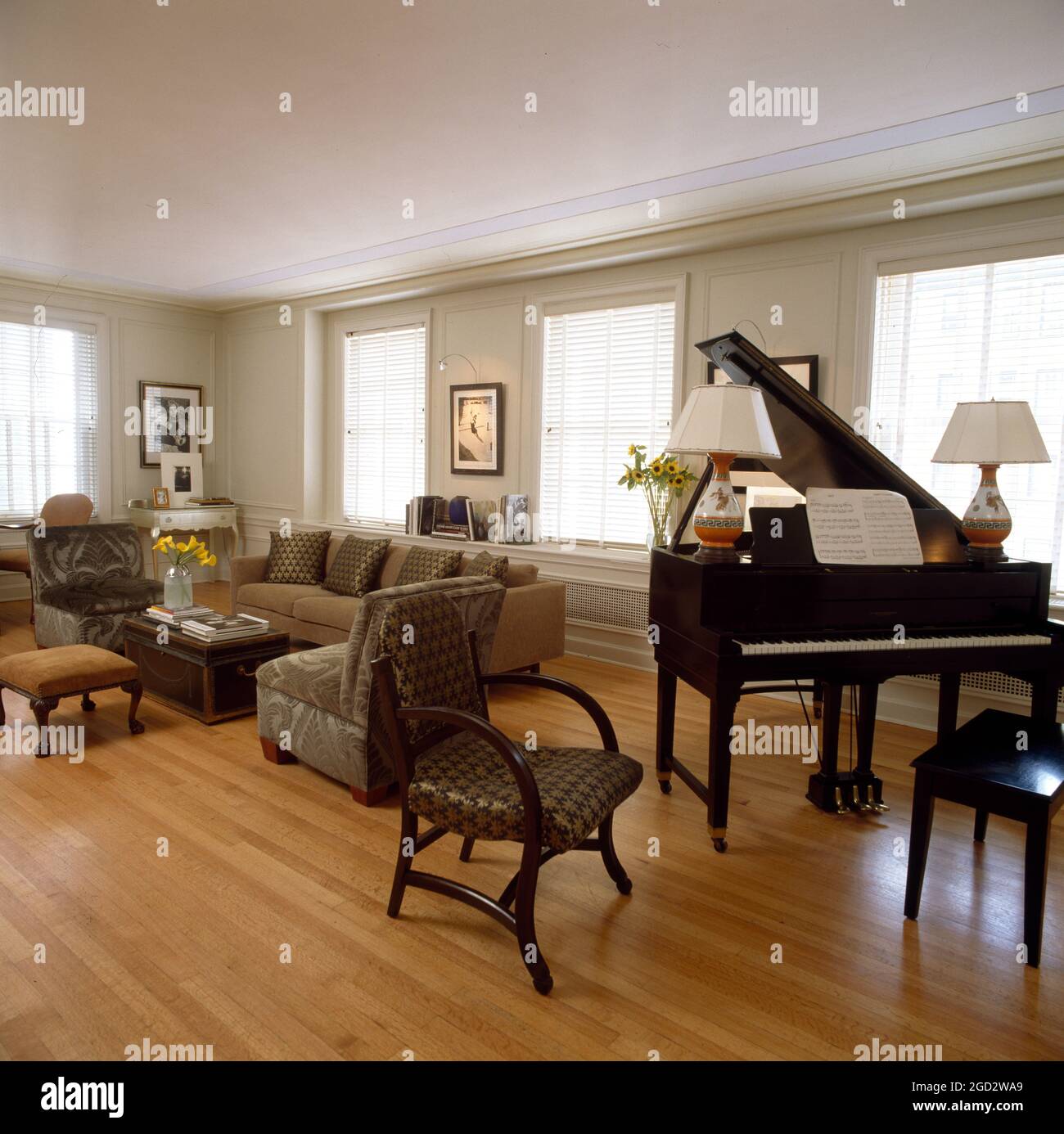 Salon design à New York avec piano à queue Photo Stock - Alamy