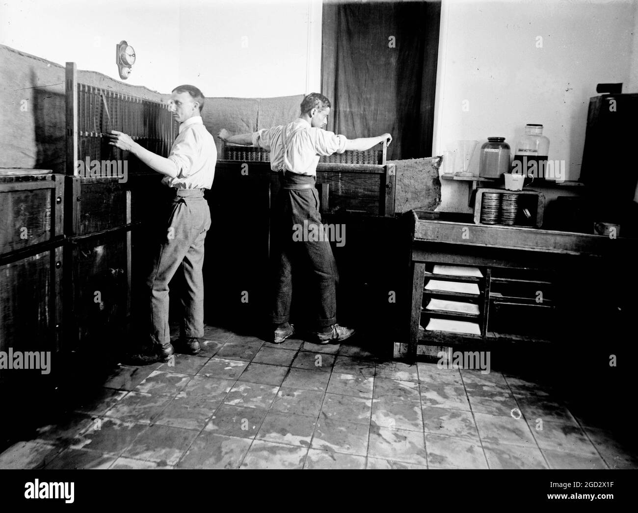 Les travailleurs qui développent des films au service de photo de la colonie américaine environ entre 1898 et 1930 Banque D'Images